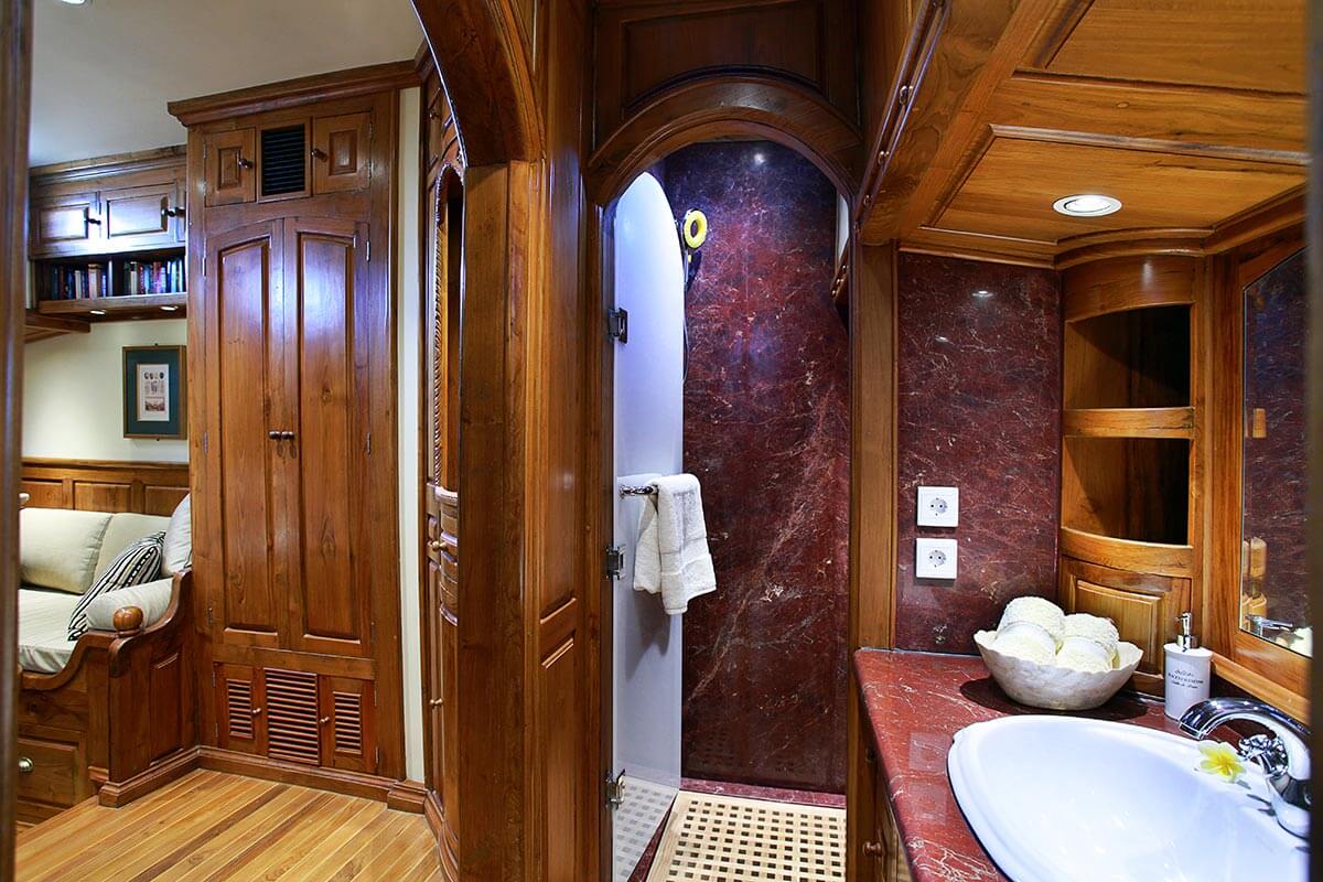 Master suite Adelaar Cruises